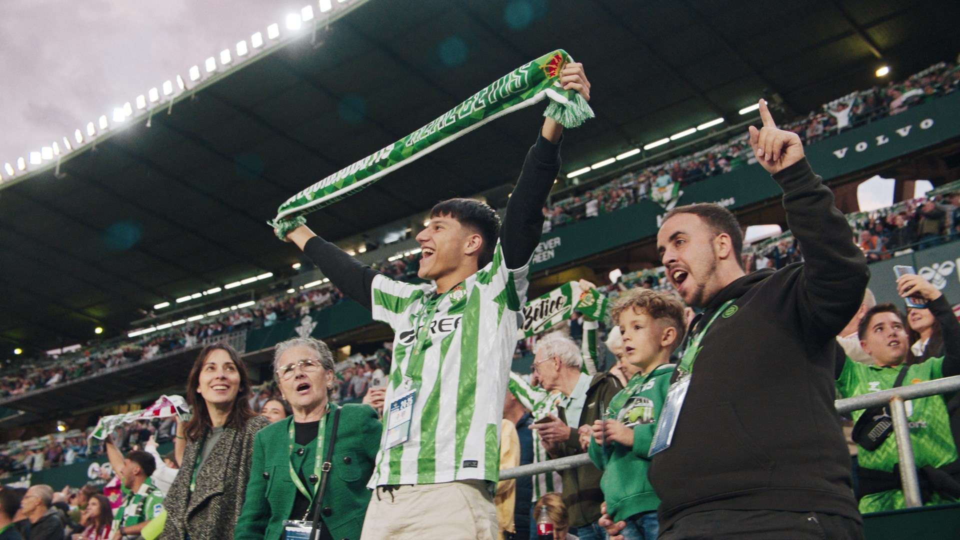 记者：卡卢卢已恢复跑步训练，康复进展顺利.